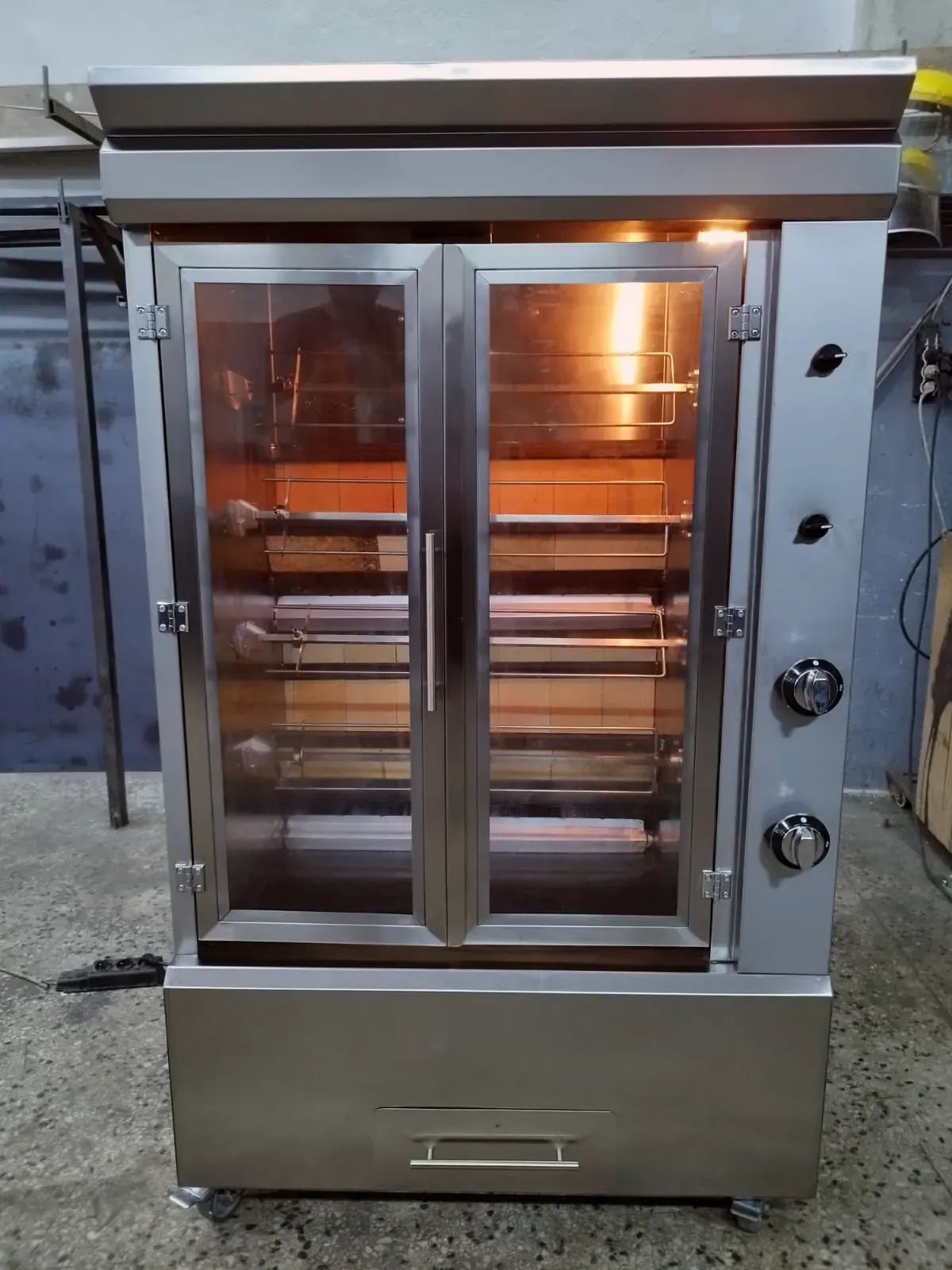 شواية دجاج غاز 4 سيخ – موتور تلقائي، إضاءة وأبواب زجاجية