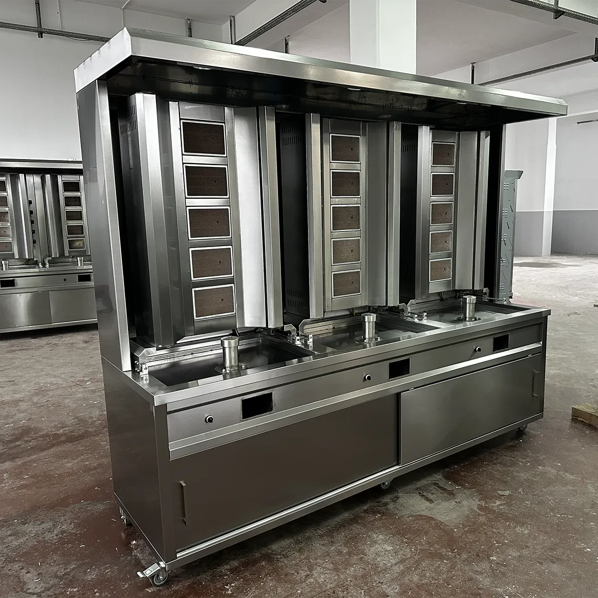 Profesyonel Gazlı Üçlü Grup Döner Makinası – 6 Tekerlekli, Otomatik Motorlu & Davlumbazlı